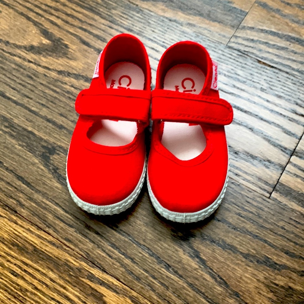 Cienta Canvas Mary Jane shoes NWOT